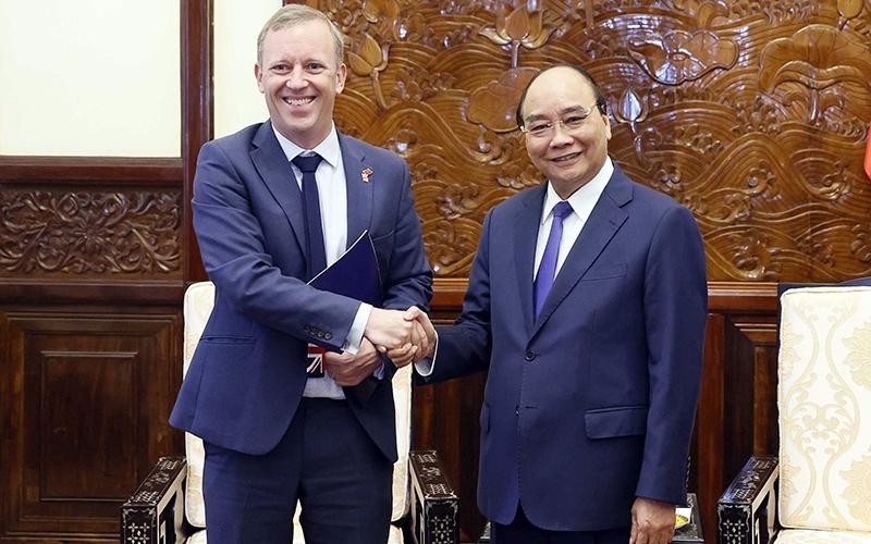 Chủ tịch nước Nguyễn Xuân Phúc tiếp ngài Gareth Ward, Đại sứ Liên hiệp Vương quốc Anh và Bắc Ireland chào từ biệt kết thúc nhiệm kỳ công tác tại Việt Nam. (Ảnh: TTXVN)