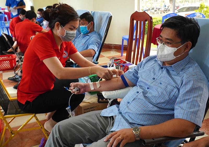 Tình nguyện viên tham gia hiến máu tại thành phố Cao Lãnh.
