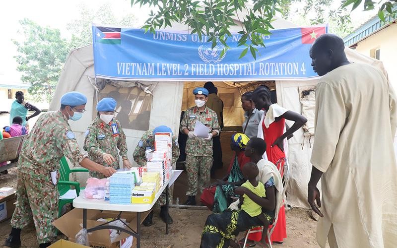 Các y, bác sĩ Bệnh viện dã chiến cấp 2 số 4 của Việt Nam khám, chữa bệnh, cấp phát thuốc miễn phí hỗ trợ nhân dân địa phương, tại Bệnh viện đa khoa Bentiu, bang Unity, Nam Sudan.