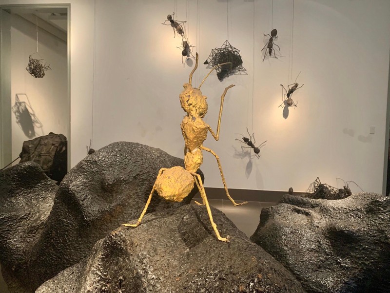 Tác phẩm điêu khắc kiến tại triển lãm: Hoạt động của kiến thợ nhỏ.