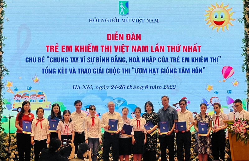 Đại diện các bộ, ban ngành nhận bản kiến nghị của trẻ em khiếm thị tại Diễn đàn.