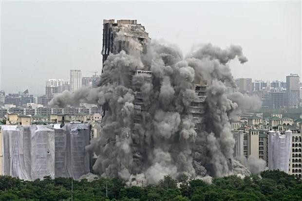 Vụ phá dỡ tháp đôi cao 100m xây dựng trái phép ở Noida, ngoại ô New Delhi (Ấn Độ), ngày 28/8/2022. (Ảnh: AFP/TTXVN)