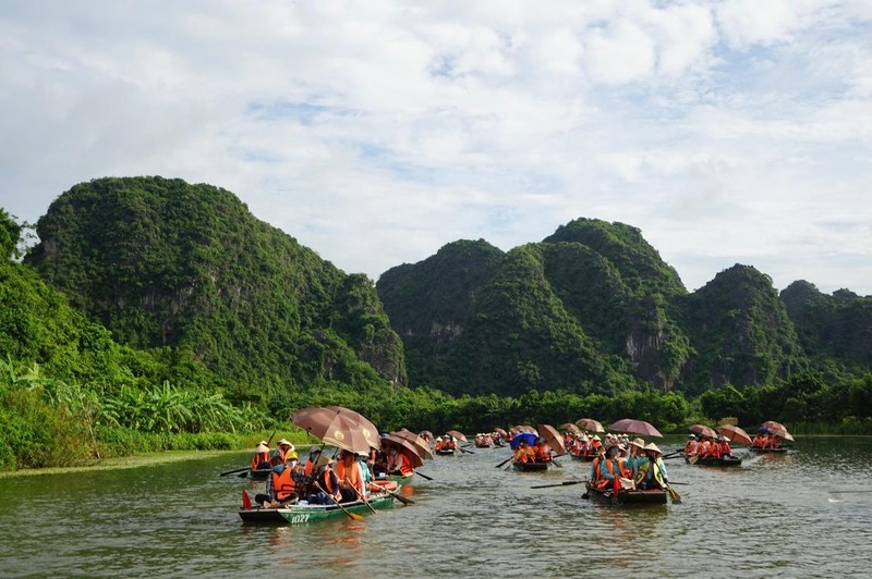 Du khách tham quan Di sản Văn hóa và Thiên nhiên thế giới Tràng An.