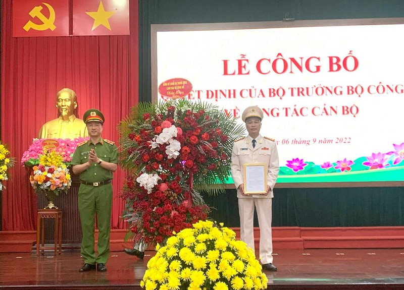Thứ trưởng Nguyễn Duy Ngọc trao quyết định điều động, bổ nhiệm Đại tá Tô Anh Dũng giữ chức vụ Giám đốc Công an tỉnh Hà Nam.