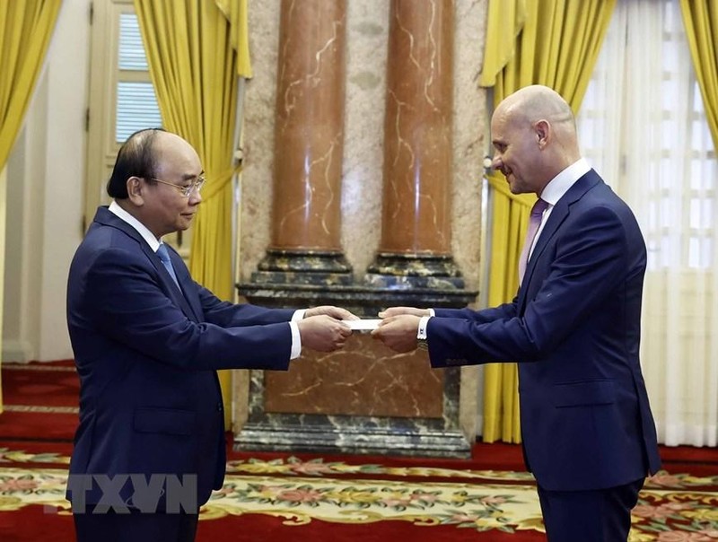 Chủ tịch nước Nguyễn Xuân Phúc tiếp nhận Quốc thư của Đại sứ Hà Lan Kees van Baar. (Ảnh: TTXVN)