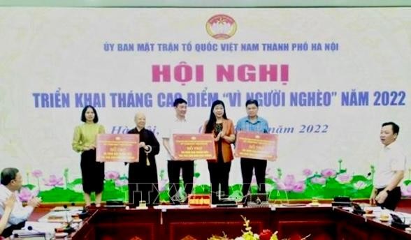 Mặt trận Tổ quốc Việt Nam thành phố Hà Nội trao kinh phí hỗ trợ hộ nghèo tại ba huyện Ứng Hòa, Mỹ Đức, Ba Vì. (Ảnh: TTXVN)