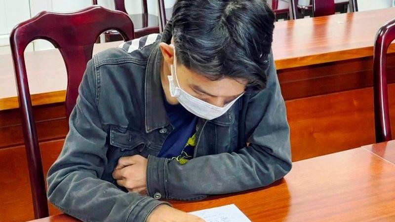 Nguyễn Quốc Huy thừa nhận hành vi sai trái của mình trước cơ quan công an. (Ảnh: Công an cung cấp)