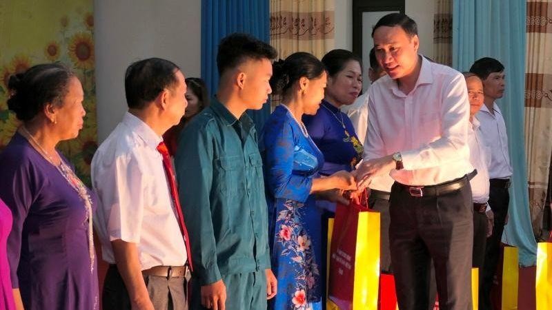 Đồng chí Phùng Khánh Tài tặng quà cho 10 cá nhân tiêu biểu trong phong trào bảo vệ an ninh Tổ quốc phường Ngọc Hà. 