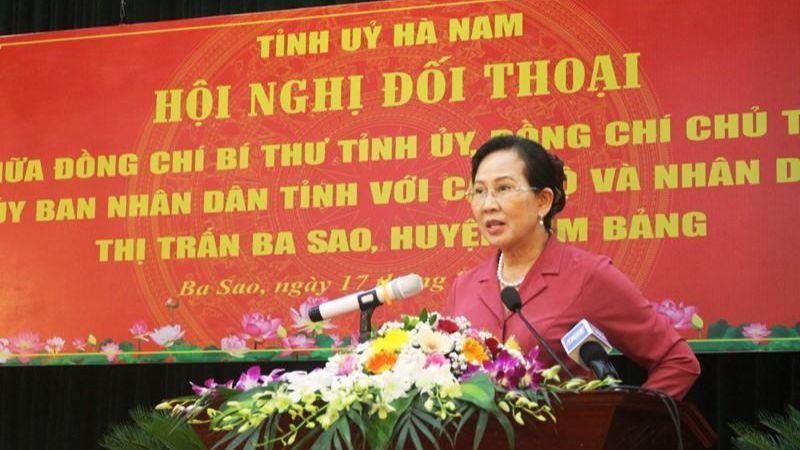 Đồng chí Lê Thị Thủy, Ủy viên Trung ương Đảng, Bí thư Tỉnh ủy, Chủ tịch HĐND tỉnh Hà Nam phát biểu kết luận buổi đối thoại.