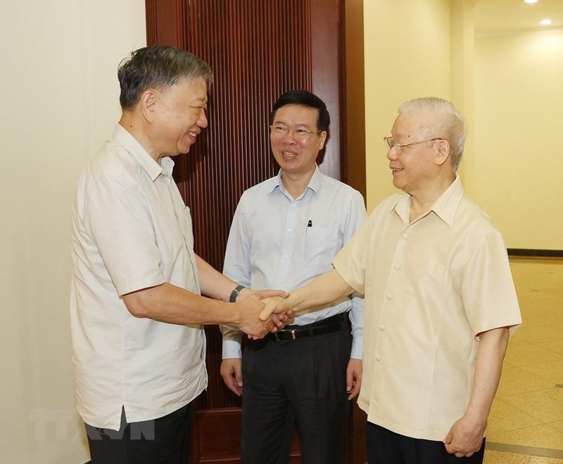 Tổng Bí thư Nguyễn Phú Trọng với các thành viên Ban Chỉ đạo dự phiên họp. (Ảnh: Trí Dũng/TTXVN)