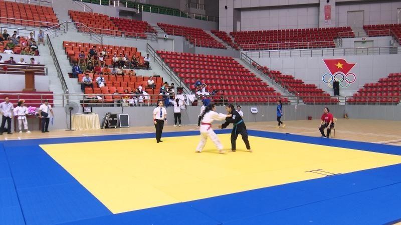 Các vận động viên jujitsu thi đấu tại nhà thi đấu tỉnh Hà Nam.