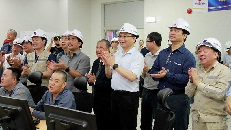 Lãnh đạo Tập đoàn, Ban quản lý dự án chứng kiến Tổ máy số 2 Nhà máy Nhiệt điện Thái Bình 2 thành công đốt lửa lần đầu.