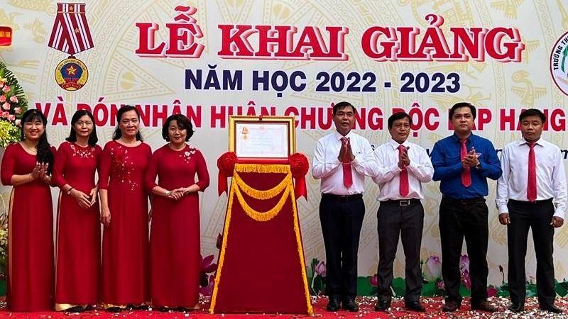 Trường Trung học cơ sở thành phố Bến Tre đón nhận Huân chương Độc lập hạng Ba. 