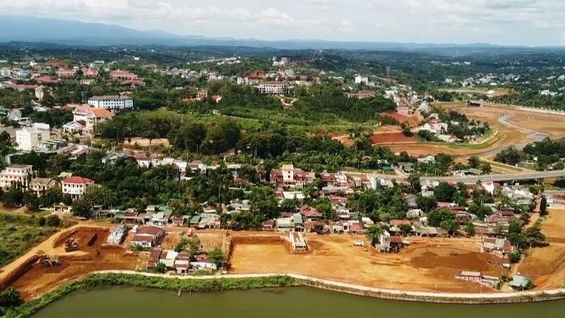 Tại khu vực vùng lõi Dự án Quảng trường Trung tâm thành phố Gia Nghĩa, tỉnh Đắk Nông vẫn còn nhiều hộ dân chưa chấp thuận bàn giao mặt bằng, khiến dự án bị chậm tiến độ.