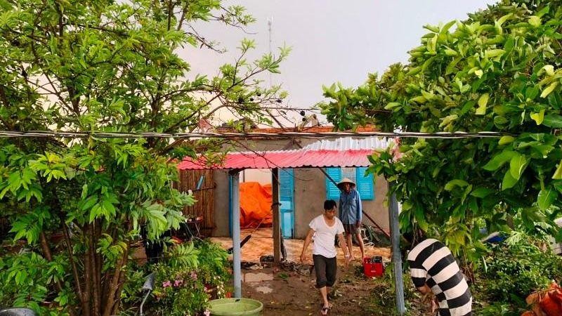 Lốc xoáy làm tốc mái nhà của người dân tại xã Thừa Đức (huyện Bình Đại, tỉnh Bến Tre). 