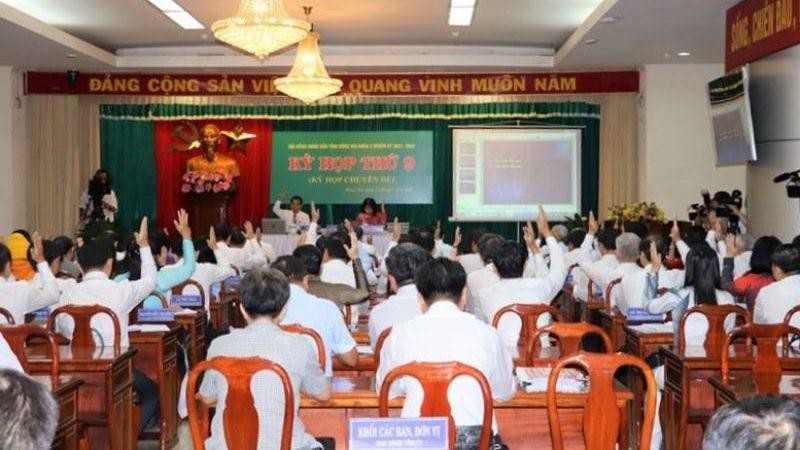 Các đại biểu Hội đồng nhân dân tỉnh Đồng Nai biểu quyết tại kỳ họp.