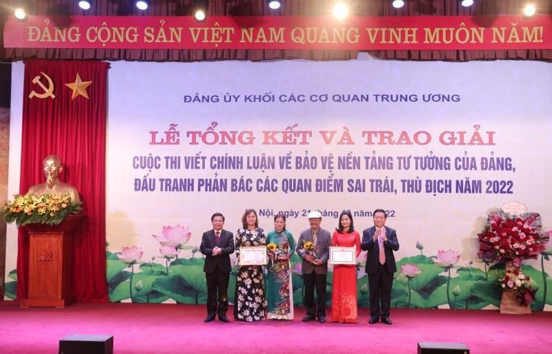 Các đồng chí Nguyễn Trọng Nghĩa và Nguyễn Văn Thể trao giải cho các tác giả đoạt giải Nhất.