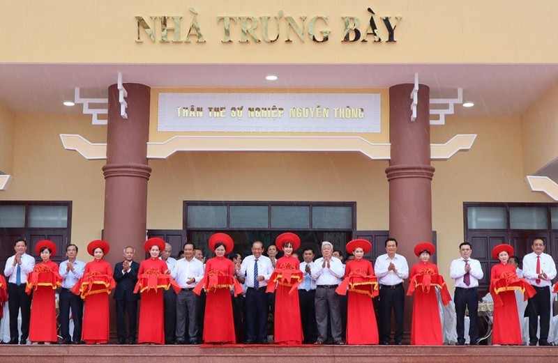 Nguyên Phó Thủ tướng Thường trực Trương Hòa Bình cùng lãnh đạo tỉnh Long An cắt băng khánh thành nhà trưng bày tại Di tích lịch sử Khu lưu niệm Nguyễn Thông. 