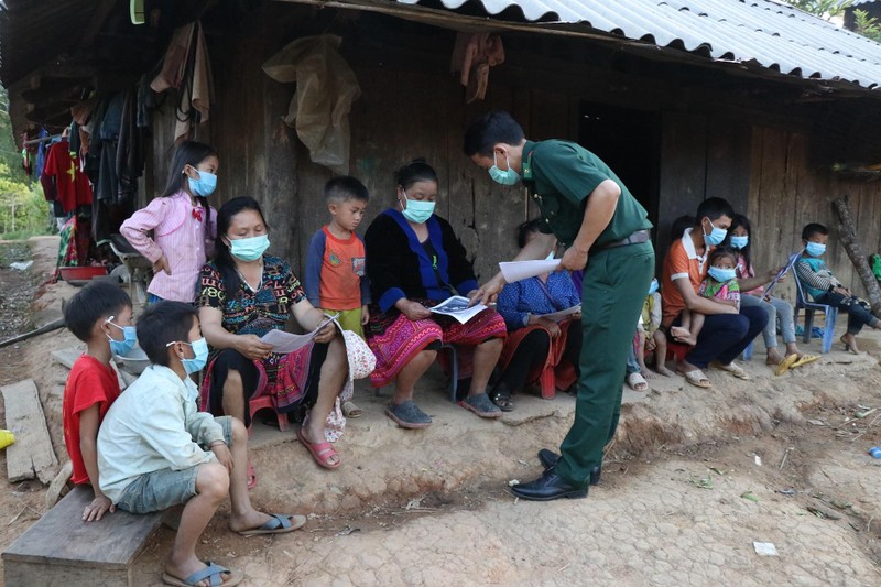 Bộ đội biên phòng Điện Biên tuyên truyền sự cần thiết tiêm vaccine đến đồng bào dân tộc thiểu số ở biên giới.
