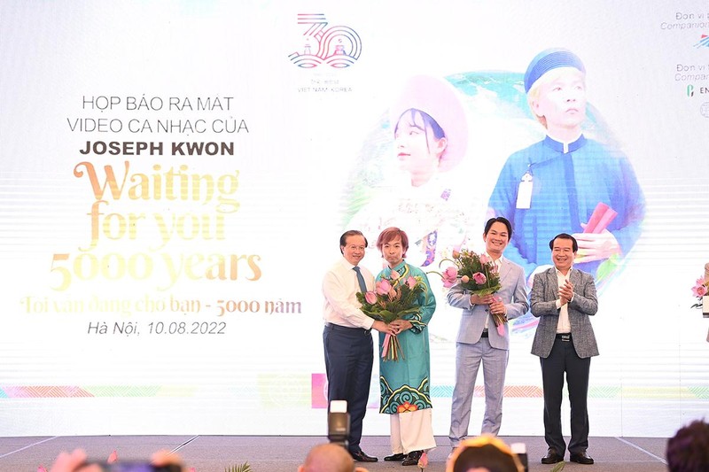 Thứ trưởng Bộ Văn hóa, Thể thao và Du lịch Tạ Quang Đông (đầu tiên từ trái sang) tặng hoa, chúc mừng nghệ sĩ Joseph Quyền.