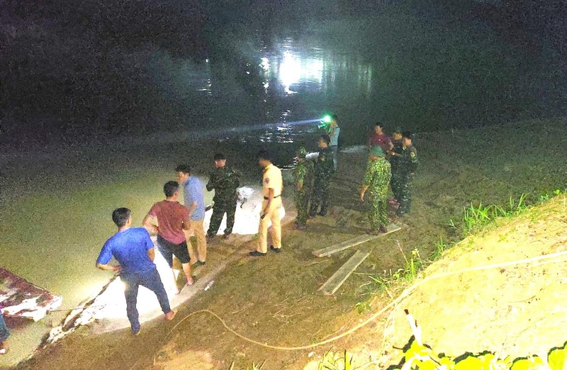 Lực lượng cứu hộ tìm kiếm các nạn nhân vụ lật thuyền trên sông Chảy ở Lào Cai. (Ảnh: Báo Lào Cai)