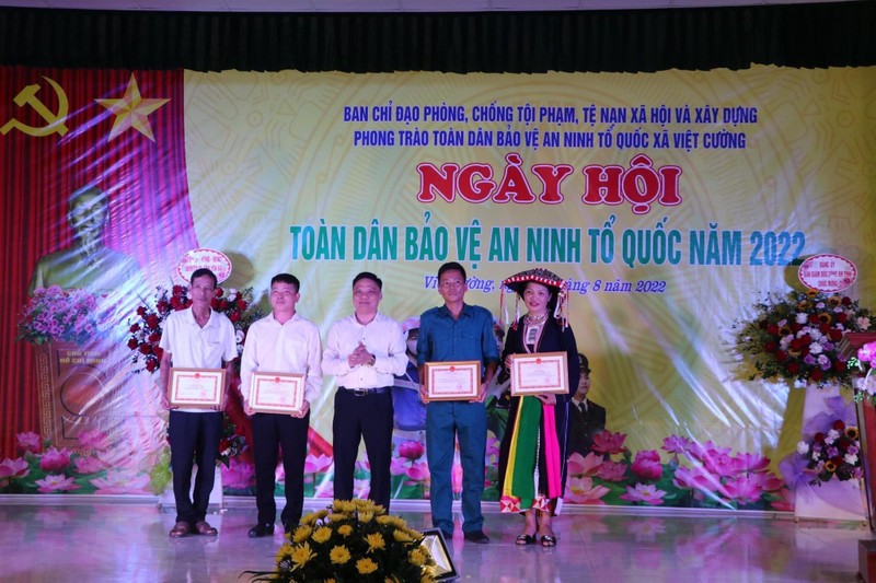 Trao thưởng các cá nhân, đơn vị có thành tích xuất sắc trong phong trào bảo vệ an ninh Tổ quốc xã Việt Cường, huyện Trấn Yên, tỉnh Yên Bái.