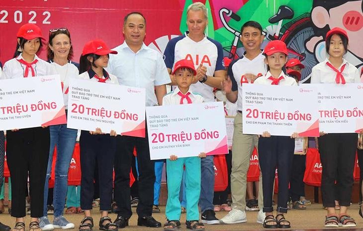 Trao 5 hợp đồng bảo hiểm nhân thọ (với tổng số tiền 100 triệu đồng) tặng trẻ em Quảng Nam. 