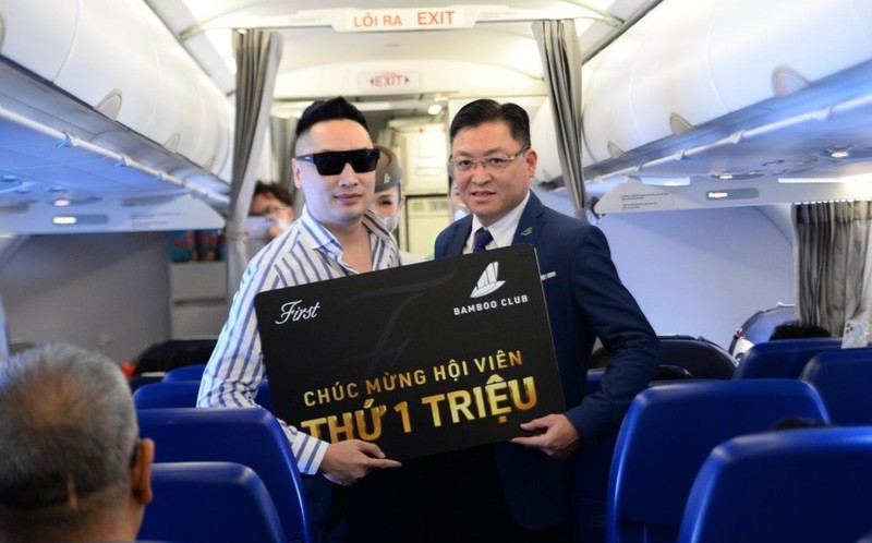 Ông Trương Phương Thành – Phó Tổng giám đốc Bamboo Airways (phải) trao quà cho hội viên thân thiết Bamboo Club thứ 1 triệu - anh Chu Quang Thành.