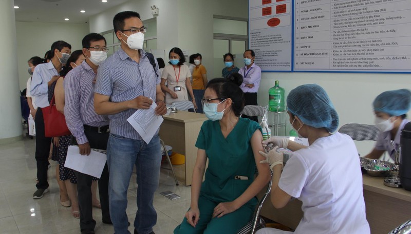 Đà Nẵng tăng độ phủ vaccine phòng Covid-19 đối với nhân viên y tế.