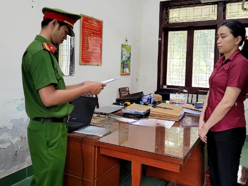 Cảnh sát hình sự, Công an tỉnh Quảng Ngãi đọc lệnh bắt tạm giam đối tượng Nguyễn Thị Phương. (Ảnh: Công an Quảng Ngãi cung cấp)
