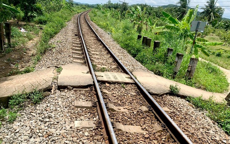 Vụ tai nạn xảy ra tại vị trí đường ngang dân sinh tự mở giao cắt với đường sắt thuộc thôn 4, xã Suối Kiết, huyện Tánh Linh (Bình Thuận).