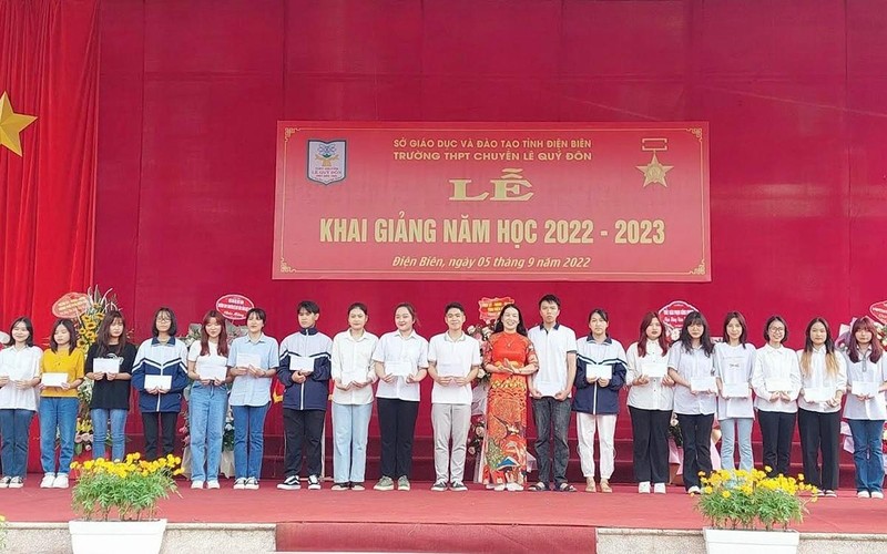 Trường THPT chuyên Lê Quý Đôn tỉnh Điện Biên khen thưởng học sinh đạt điểm cao trong kỳ thi tốt nghiệp THPT vừa qua.