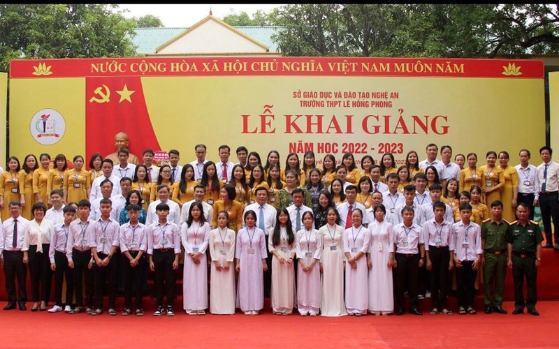 Đồng chí Nguyễn Xuân Thắng chụp ảnh lưu niệm với tập thể cán bộ, giáo viên và học sinh Trường THPT Lê Hồng Phong.