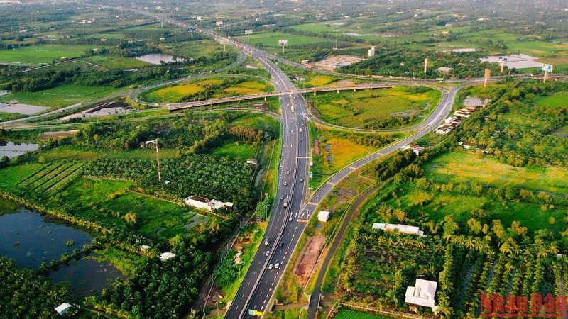 Đường cao tốc Trung Lương-Mỹ Thuận nhìn từ trên cao. 