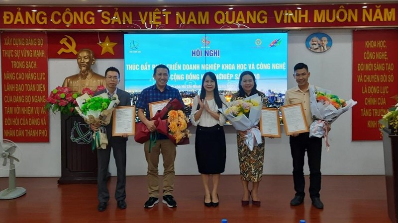 Lãnh đạo Sở Khoa học và Công nghệ Thành phố Hồ Chí Minh trao giấy chứng nhận doanh nghiệp khoa học công nghệ cho 4 doanh nghiệp.