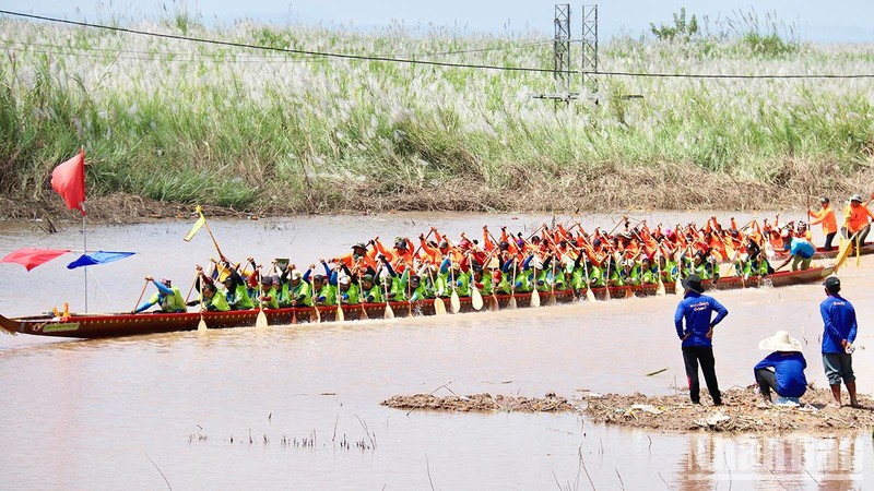 Lễ hội Bun Xuồng-hưa (Lễ hội Đua thuyền) tại thủ đô Vientiane là hoạt động đặc sắc thu hút đông đảo khách du lịch