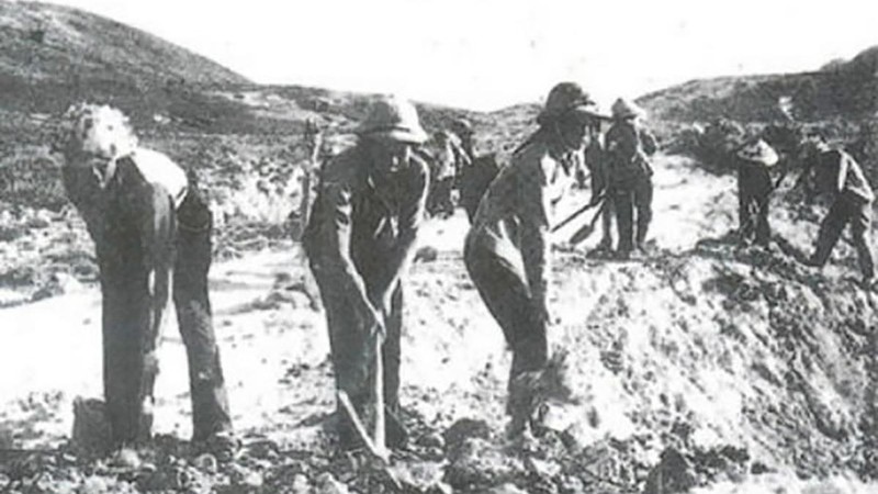 Các chiến sĩ Thanh niên xung phong Tiểu đội 2, Đại đội 317 Truông Bồn san lấp hố bom. (Ảnh: Báo Nghệ An)