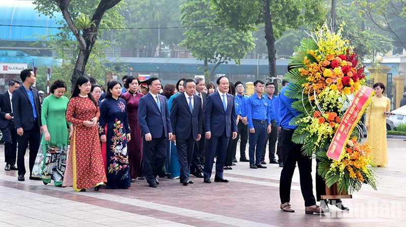 Lãnh đạo thành phố Hà Nội đặt hoa tưởng niệm V. I. Lênin