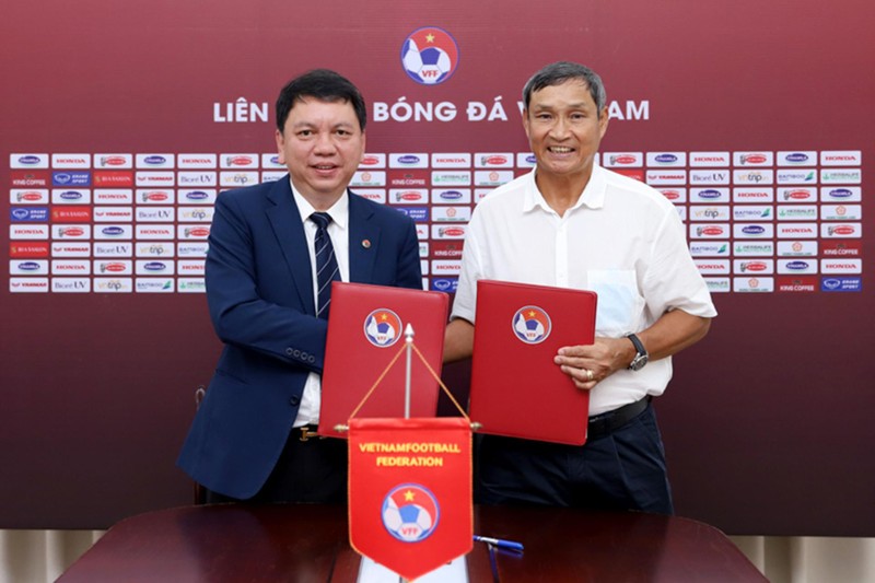 Huấn luyện viên Mai Đức Chung quyết định gắn bó thêm cùng đội tuyển nữ Việt Nam. (Ảnh: VFF)