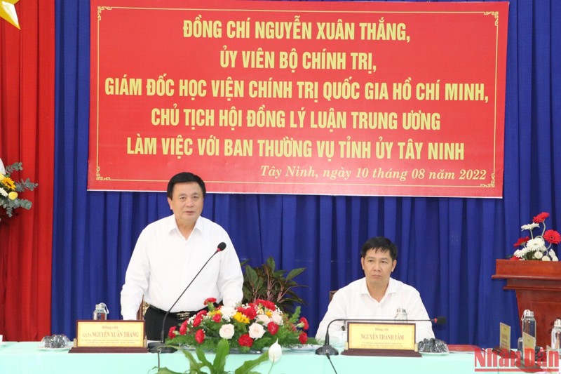 Đồng chí Nguyễn Xuân Thắng, Ủy viên Bộ Chính trị, Giám đốc Học viện Chính trị quốc gia Hồ Chí Minh, Chủ tịch Hội đồng Lý luận Trung ương phát biểu tại buổi làm việc.