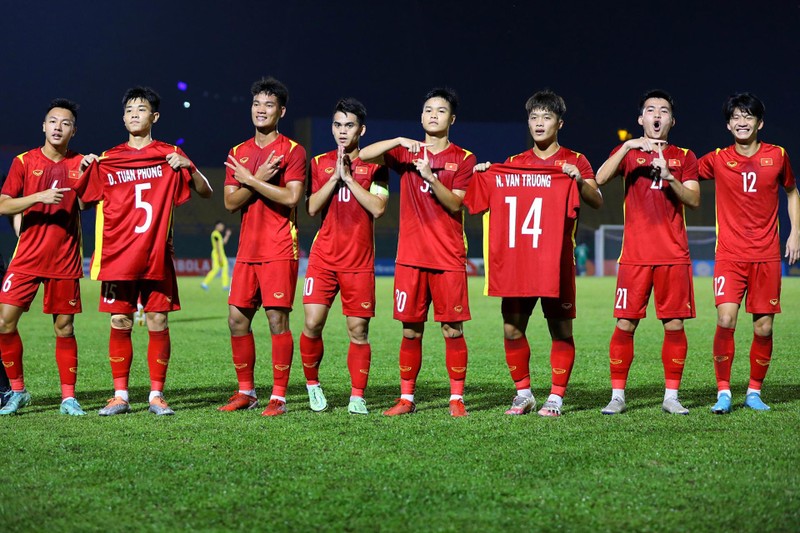 Các cầu thủ U19 Việt Nam tôn vinh các đồng đội vắng mặt ở trận chung kết như Văn Trường, Tuấn Phong. (Ảnh: VFF)