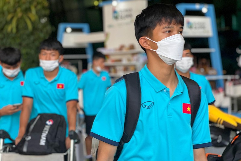 Các cầu thủ U16 Việt Nam tại sân bay thủ đô Jakarta. (Ảnh: VFF)