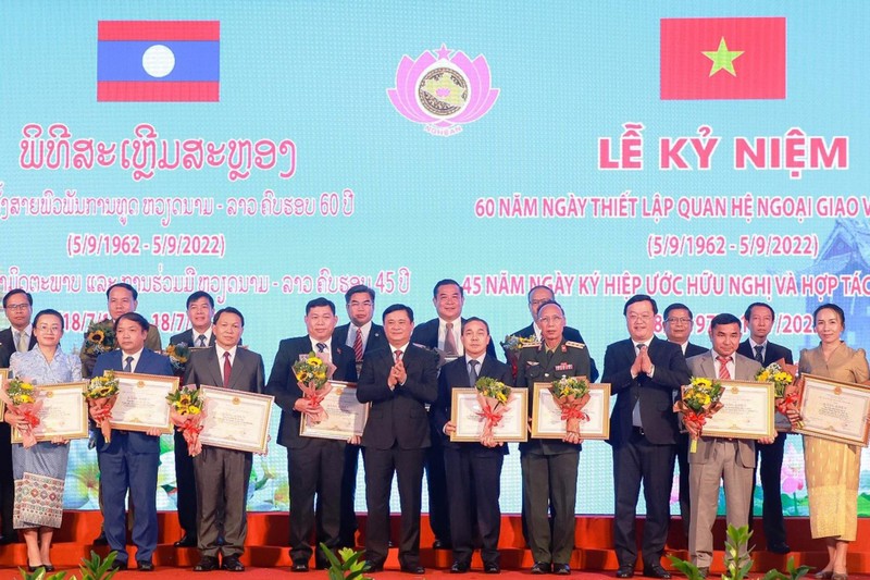 Lãnh đạo tỉnh Nghệ An trao tặng Bằng khen của Chủ tịch Ủy ban nhân dân tỉnh Nghệ An cho 28 cá nhân của nước CHDCND Lào vì có thành tích xuất sắc trong việc thúc đẩy quan hệ hợp tác giữa tỉnh Nghệ An và các tỉnh Lào giai đoạn 2017-2022. 