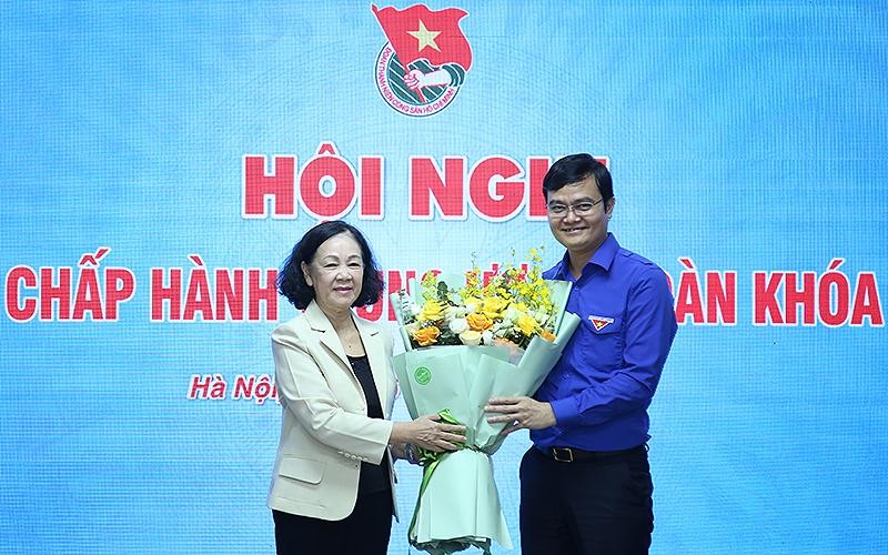 Đồng chí Trương Thị Mai tặng hoa chúc mừng tân Bí thư thứ nhất Trung ương Đoàn Thanh niên Cộng sản Hồ Chí Minh Bùi Quang Huy.