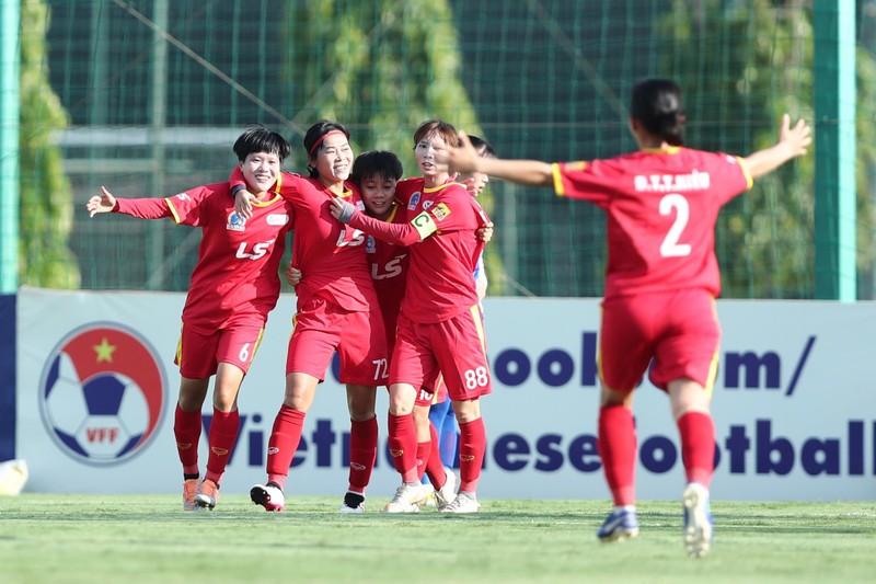 Các nữ cầu thủ TP Hồ Chí Minh I ăn mừng chiến thắng. (Ảnh: VFF)