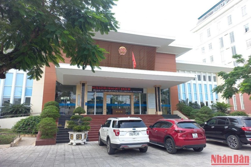 Trung tâm Phục vụ-Kiểm soát thủ tục hành chính tỉnh Quảng Ngãi. 
