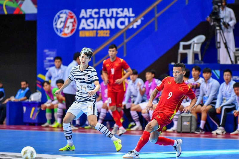 Thắng dễ Hàn Quốc, tuyển futsal Việt Nam dẫn đầu bảng D ảnh 1