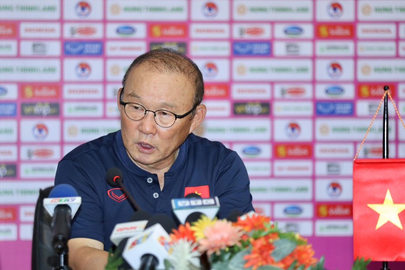 Huấn luyện viên Park Hang-seo chia sẻ tại buổi họp báo sau trận đấu tối 27/9. (Ảnh: VFF)