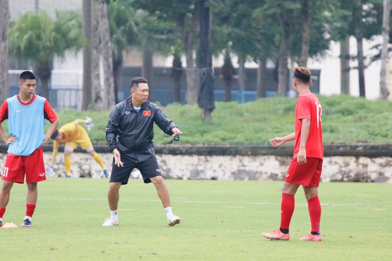 Huấn luyện viên Nguyễn Quốc Tuấn chỉ đạo các học trò. (Ảnh: VFF)