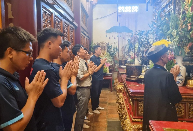HLV trưởng Nguyễn Quốc Tuấn và các thành viên U17 Việt Nam thành kính dâng hương tưởng niệm các Vua Hùng. (Ảnh: VFF)